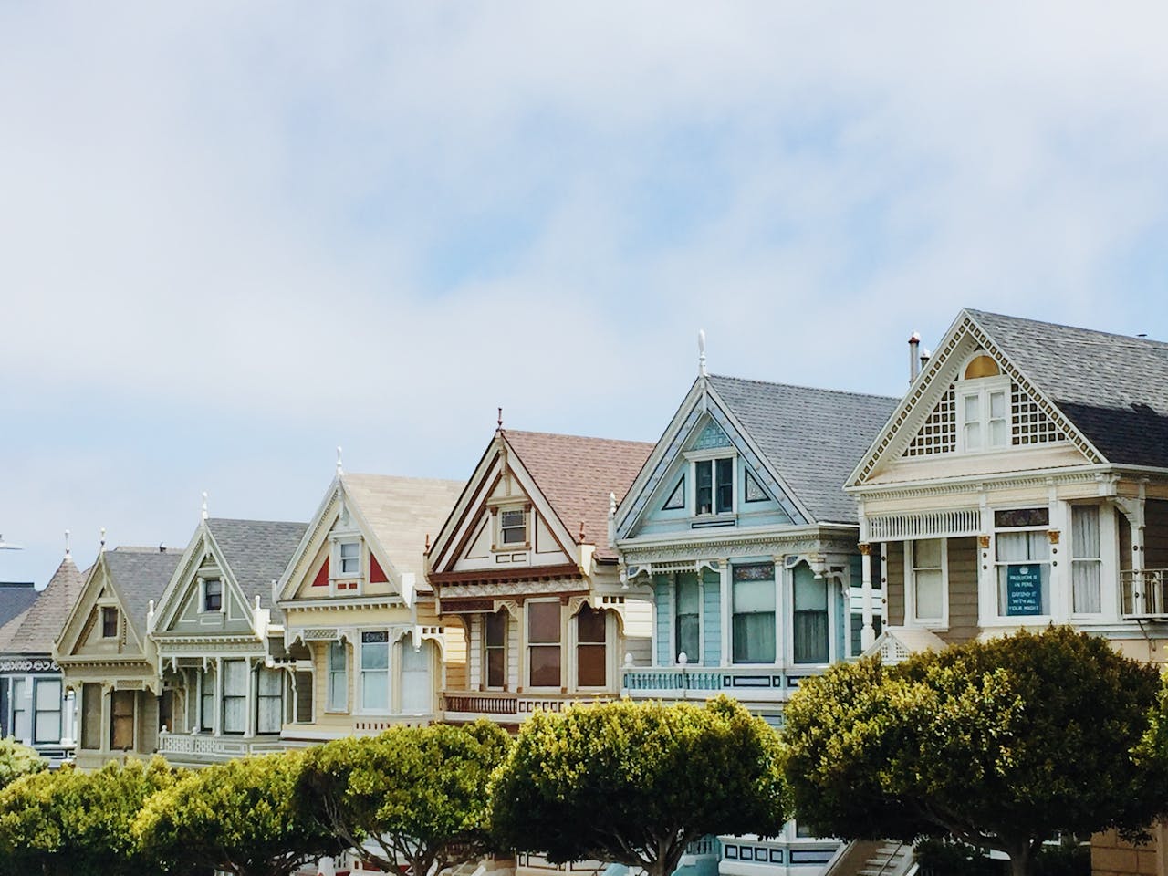 gallery-05 Iconic Painted Ladies Victorian houses in San Francisco with clear blue skies.